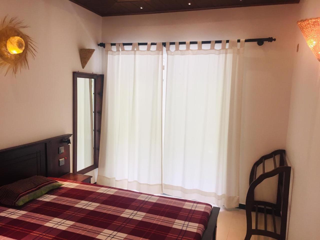 Susha 1ac Bedroom With 2non Ac Bedrooms * Hikkaduwa